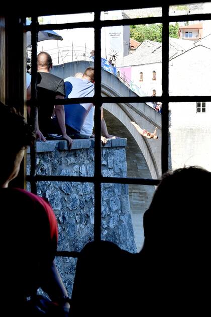 Los competidores saltando desde el Puente Viejo en Mostar