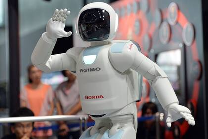 Los comportamientos sociales que adoptan los robots como Asimo generan un vínculo afectivo con los humanos y plantean nuevas formas de relación con las máquinas