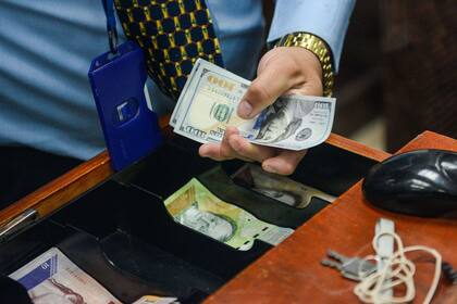 Los compradores además del límite diario de 300 dólares, no podrán adquirir más de 2000 dólares mensuales o más de 10.000 anuales