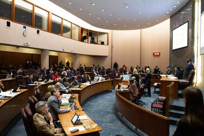 Los concejales en contra de la propuesta argumentaron que posterga un problema latente, mientras que los que votaron a favor reconocieron que el proceso presupuestario fue complicado (Ash Lane)