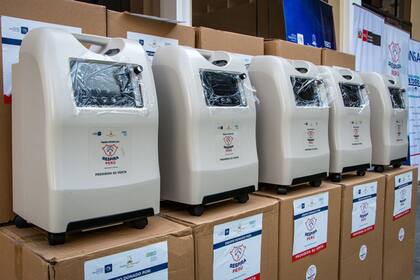 Los concentradores de oxígeno filtran el aire y producen oxígeno concentrado, pero funcionan a base de electricidad