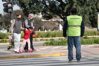 Los concientizadores son casi 1000 empleados públicos de la ciudad que fueron reasignados a tareas en la vía pública durante la cuarentena