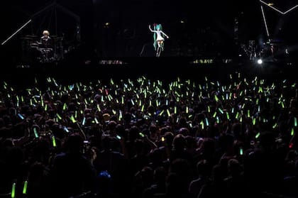 Los conciertos de Miku no solo generan furor en Japón: aquí en un auditorio lleno, en Francia, en enero de 2020