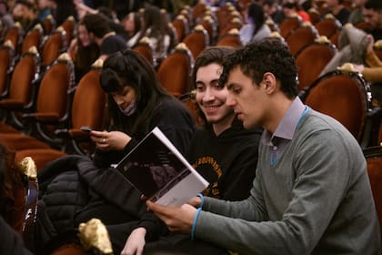 Los conciertos del Festival Argerich fueron los primeros en los que se aplicó la iniciativa, que ante el entusiasmo del público seguirá funcionando; los celulares fueron protagonistas también en la sala