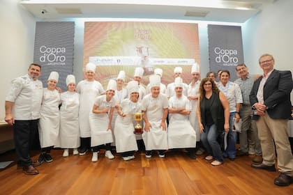 Los concursantes, junto al gran jurado y al jurado de prensa