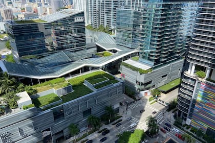 Los condominios frente a la costa de Miami reflejan el cambio de ciclo del mercado inmobiliario, que pasó del auge al enfriamiento