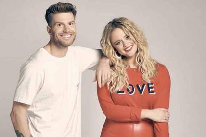 Los conductores del reality Singletown, Joel Dommett y Emily Atack