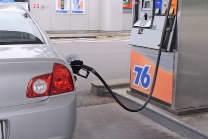 Los conductores aún deben esperar algunas semanas antes de ver que se reduzca la cuenta por llenar el tanque de sus autos