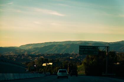 Los conductores de California pueden recibir multas si no cumplen con las normas de tránsito