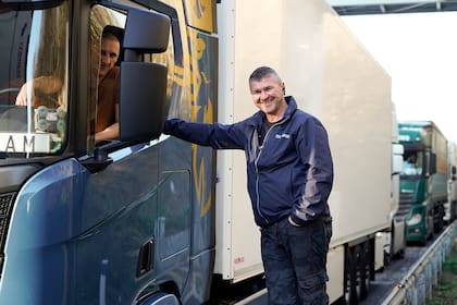 Los conductores de camiones de carga de Polonia, que han viajado 11 kilómetros en 19 horas, hablan mientras permanecen en cola en la autopista M20, en dirección sur, que conduce al puerto de Dover, en Ashsford, en el sureste de Inglaterra, el 25 de diciembre de 2020