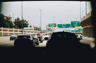 El cargo de placa del DMV que entra en vigor este 1° de octubre e impactará en estos conductores de EE.UU.