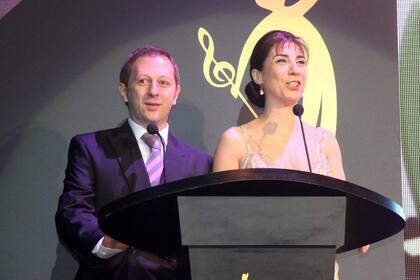 Los conductores de los premios: Nicolás Scarpino y Laura Oliva
