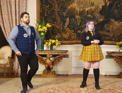 Los conductores del evento, dos estudiantes de Hogwarts