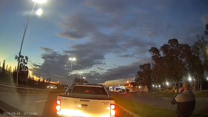 Los conductores habían frenado para intercambiar los datos del auto, cuando el agresor se fugó repentinamente.