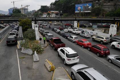 Los conductores hacen cola para reponer los tanques de sus automóviles en una estación de servicio, en Caracas, el 25 de mayo de 2020, en medio del brote de coronavirus