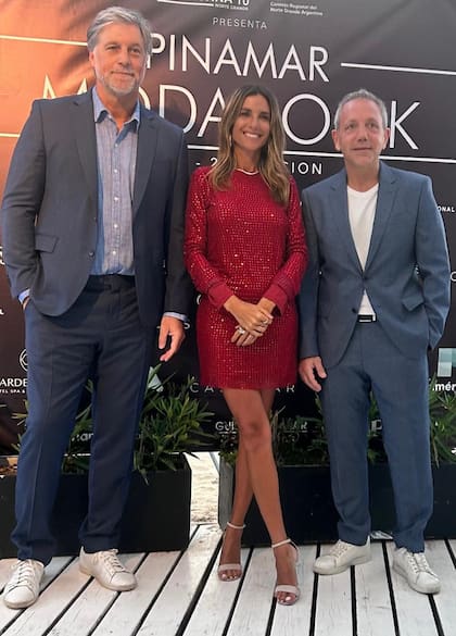 Los conductores Horacio Cabak y María Eugenia Ludueña junto a Guillermo Azar, productor general de Pinamar Moda Look