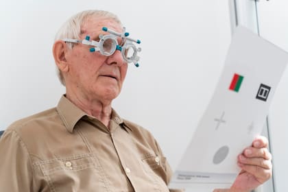 Los conductores mayores de 80 años deben presentar un formulario de examen de la vista al renovar su licencia o realizar la prueba en una oficina