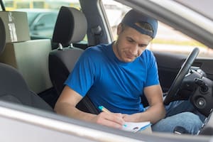 El DMV cambia los requisitos para el registro de autos y afectaría a conductores que lleguen tarde