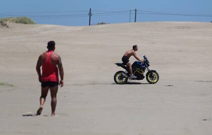 Los conductores se cruzan con personas a pie.