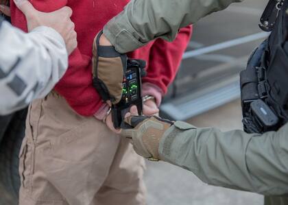 Los congresistas denuncian malas condiciones de los migrantes alojados en el sótano de la Corte