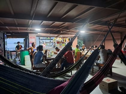 Los constructores que terminarán las ampliaciones de la escuela, bajo su supervisión, son lugareños que en el futuro se encargarán del mantenimiento