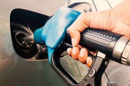 Los consumidores de los países que compran petróleo verán incrementos en el precio de la gasolina.