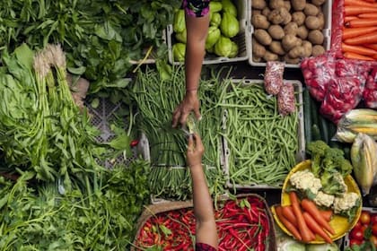 Los consumidores no sólo deben pagar más por unidad de comida sino que tienen proporcionalmente menos dinero para gastar en ella