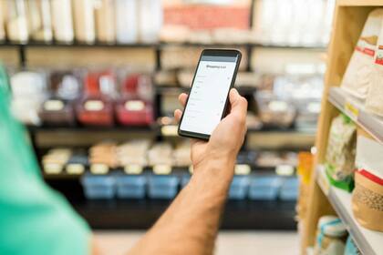 Los consumidores suelen adoptar con mucho dinamismo nuevas tecnologías; las empresas, en cambio, son más cautas