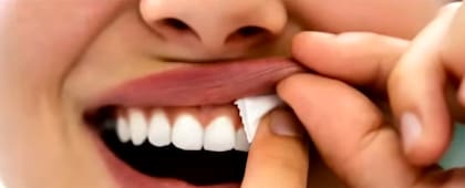 Los consumidores suelen aplicarse el polvito entre las encías y los dientes