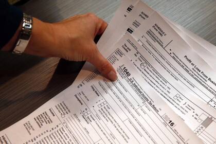 Los contribuyentes que no presentaron declaraciones de impuestos en 2021 podrían ser elegibles si lo hacen antes del 15 de abril de 2025 (Brennan Linsley/AP)
