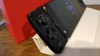 Los controles del gamepad que se agrega al smartphone Moto Z