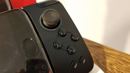 Los controles del gamepad que se agrega al smartphone Moto Z