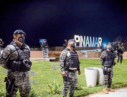 En la costa, la policía busca dispersar aglomeraciones de jóvenes