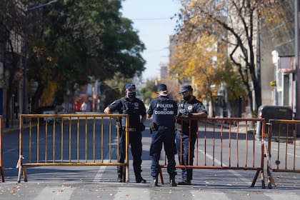 A los 80 retenes dentro de la ciudad se les suman los protocolos de circulación entre localidades