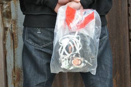 Entre las pertenencias de varios inmigrantes mexicanos pueden verse estampitas de Santo Toribio