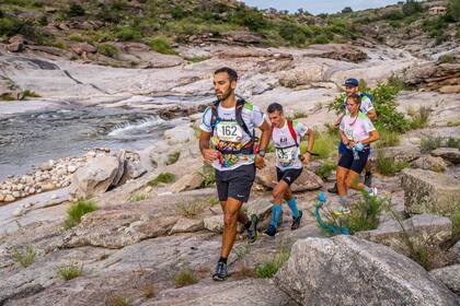 Los corredores aficionados que van a descubrir nuevos lugares entre la naturaleza y corredores de elite eligen un destino como Mina Clavero