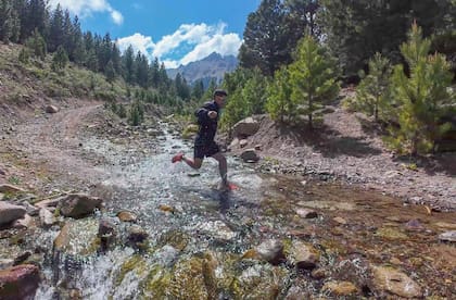 Los corredores atraviesan los senderos del valle de Huinganco, entre bosques nativos y laderas con vistas panorámicas.