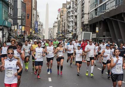 Los corredores imprimieron movimiento en las calles de Buenos Aires durante la mañana del domingo
