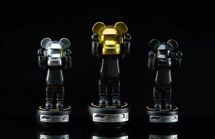 Los corredores no pudieron disfrutar de los trofeos con cascos de oro, plata y platino que se había anunciado, diseñados por el artista Matteo Machiavelli