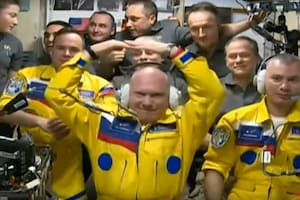 Los cosmonautas rusos de la Estación Espacial Internacional explicaron por qué se vistieron de amarillo