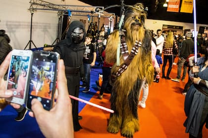 Chewbacca caminando por los pasillos de Comic-Con