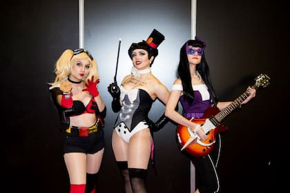 De izquierda a derecha: Melody Rose como Harley Quinn, Reznikoy como Satana y Lady K como Huntress
