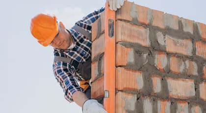 Los costos de materiales y regulaciones locales influyen directamente en el precio final de una vivienda nueva en Estados Unidos.
