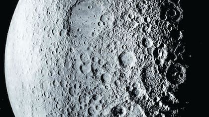 Los cráteres son formaciones producto de los bombardeos cósmicos que sufre la Luna
