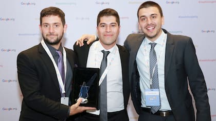 Fabián Saieg, Leandro Lima y Leandro Miguez, los creadores de EcoInclusión ayer, al recibir el premio