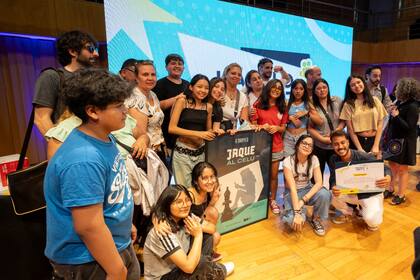 Los creadores de los tres cortos recibieron como premio cámaras profesionales Canon EOS 250D