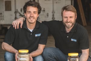 El francés y el belga que usan en el país una mosca para un innovador emprendimiento