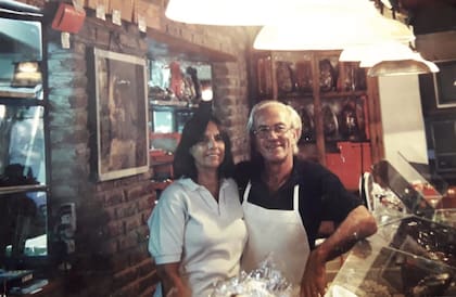 Los creadores en el mostrador del local