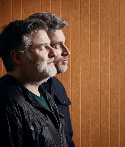 Los creadores toman distancia de los artistas que se suben a un escenario para recibir un premio y terminan aturdiendo con "con sus discursos donde apoyan a todas las causas nobles habidas y por haber: que el hambre en el mundo, que la inmigración, que los pingüinos empetrolados... son una calamidad".