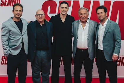 Los Crespi junto a Gabriel Leone en la presentación de la serie